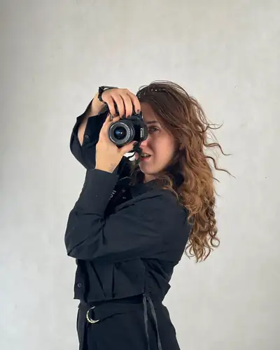 Rebeka with her camera at a photo shoot